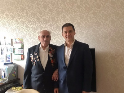 Глава администрации поздравил с 95-летием почетного жителя Калининского района 