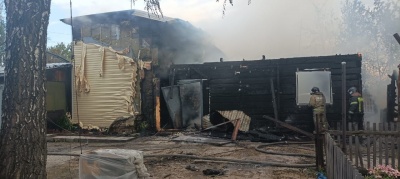 В Калининском районе из горящего дома спасли человека