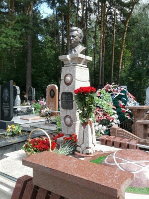 «На Заельцовском кладбище открыли памятник Кармачеву Валерию Николаевичу»