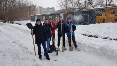 Волонтеры расчистили от снега территорию, прилегающую к панно «Покорение атома»