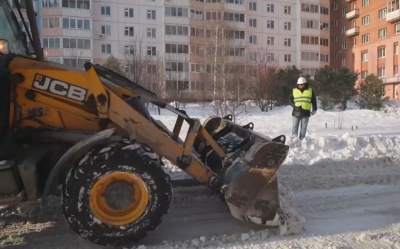 В Калининском районе дорожные службы продолжают устранять последствия снегопада