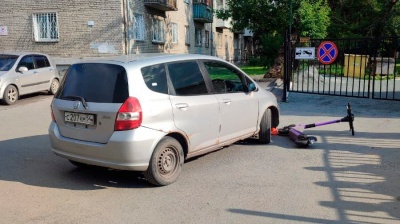 В Калининском районе подросток на электросамокате чуть не залетел под колеса иномарки