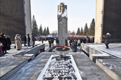 Торжественная церемония зажжения Вечного Огня на Монументе Славы