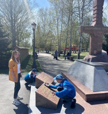 В Калининском районе подростки привели в порядок воинские мемориалы