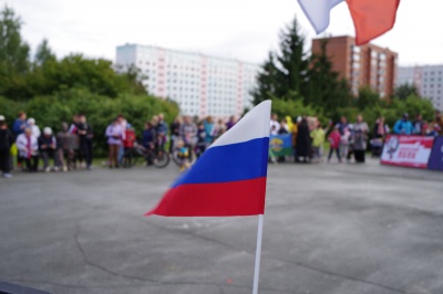 В Калининском районе отпраздновали День Государственного флага