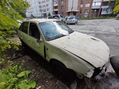 В Калининском районе готовятся эвакуировать два автомобиля