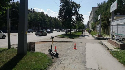 В Калининском районе на тротуаре столкнулись две девушки на самокатах