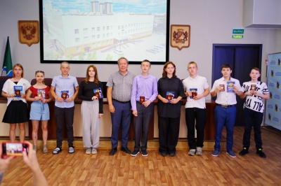 Школьники Калининского района получили паспорта в преддверии Дня города