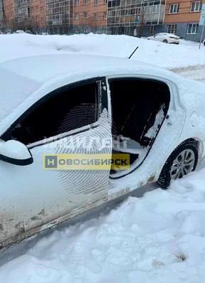 В Калининском районе неизвестные сняли дверь с автомобиля местной жительницы