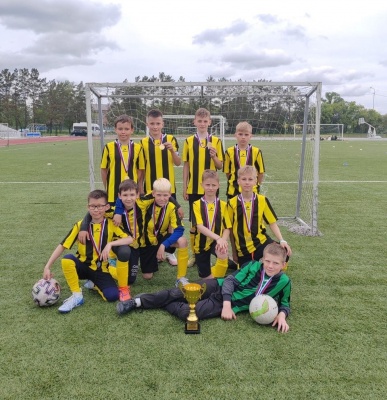 Школьники из Калининского района выиграли престижный футбольный турнир и завоевали путевку в Москву
