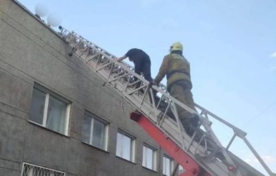 Группа подростков застряла на крыше здания в Калининском районе