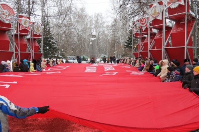 В Калининском районе развернут масштабную копию Знамени Победы