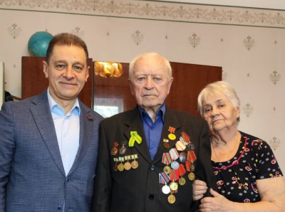 Глава Калининского района поздравил жителя с 90-летием