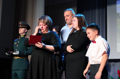 В Калининском районе семье погибшего в ходе спецоперации военнослужащего вручили орден «За заслуги перед Отечеством» IV степени