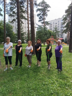 Для жителей Калининского района организовали бесплатные занятия гимнастикой и скандинавской ходьбой