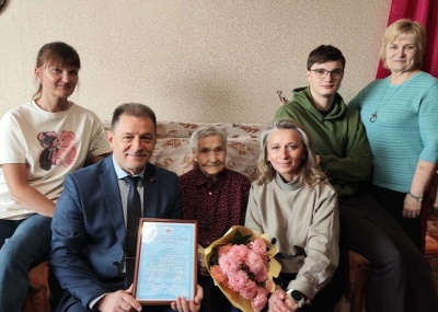 Глава Калининского района Герман Шатула поздравил жительницу с вековым юбилеем