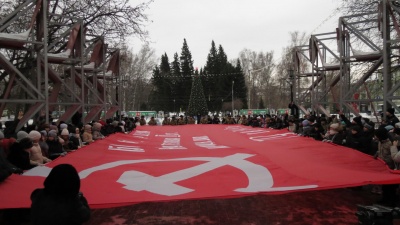 В Калининском районе в честь защитников Ленинграда развернули масштабную копию Знамени Победы