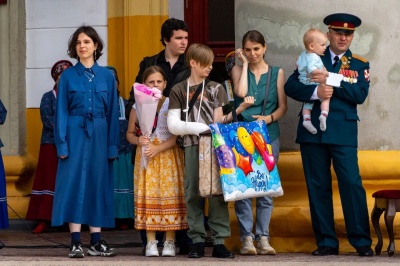 Супругов со стажем, многодетную семью и молодожёнов поздравили в Калининском районе
