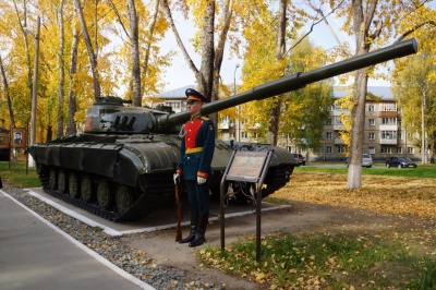 В Калининском районе открыли Аллею Героев