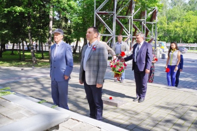 Возложение цветов к памятнику Воину-победителю