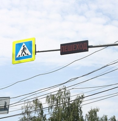 В Калининском районе оборудовали первый в городе умный пешеходный переход 